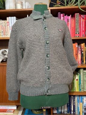 Vintage 100% virgin Shetland wool cardigan with alpine clasp collar